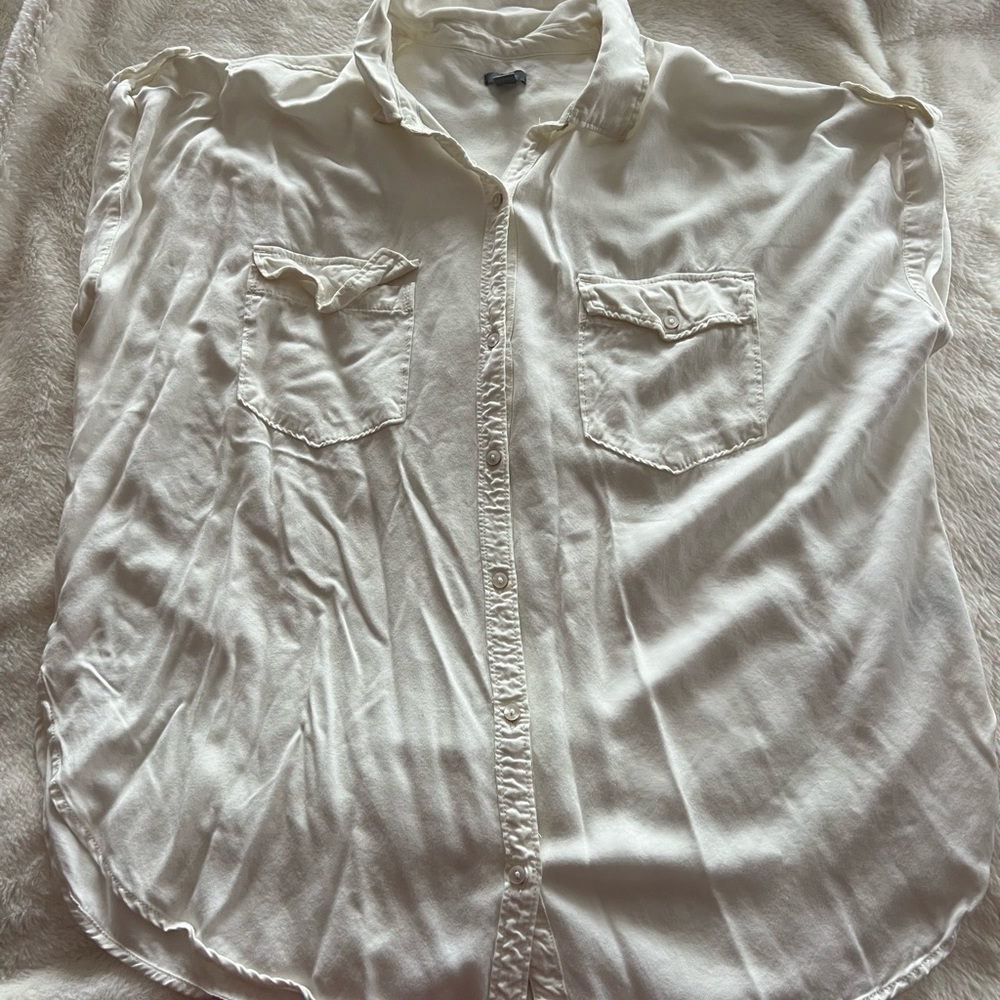 Aerie white button down top with shirt sleeves and front pockets